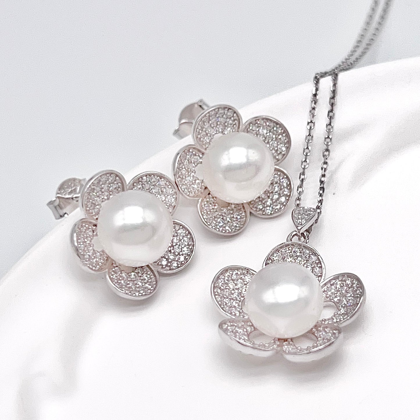 Modern Collection. Earring and Necklace of Pearl set in Silver 925. Azalea Set | White