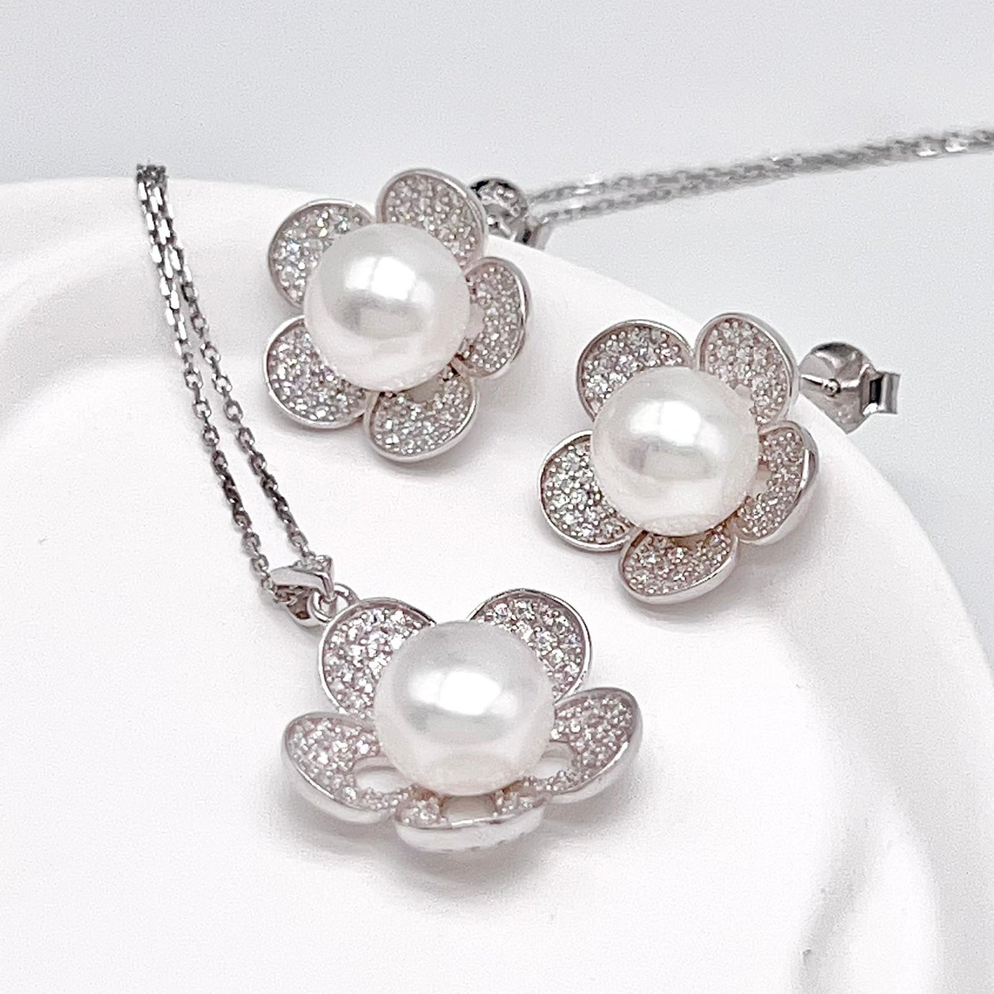 Modern Collection. Earring and Necklace of Pearl set in Silver 925. Azalea Set | White