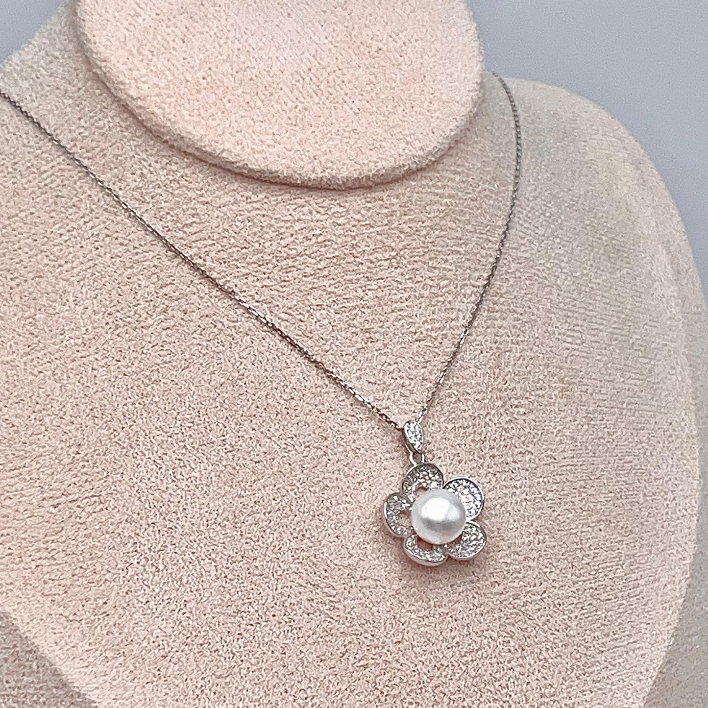 Modern Collection. Earring and Necklace of Pearl set in Silver 925. Azalea Set | White