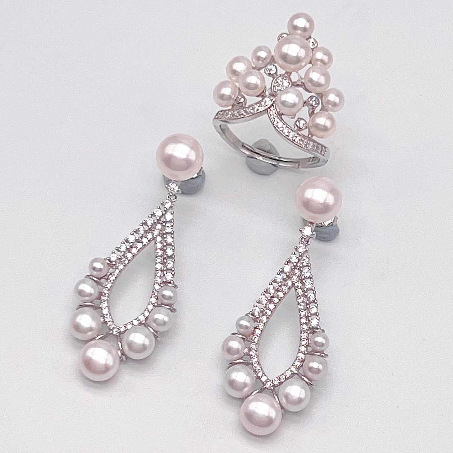 Retro Wind. Freshwater Pearl Earring and ring Set in silver 925. 5 pearl swing & crown ring