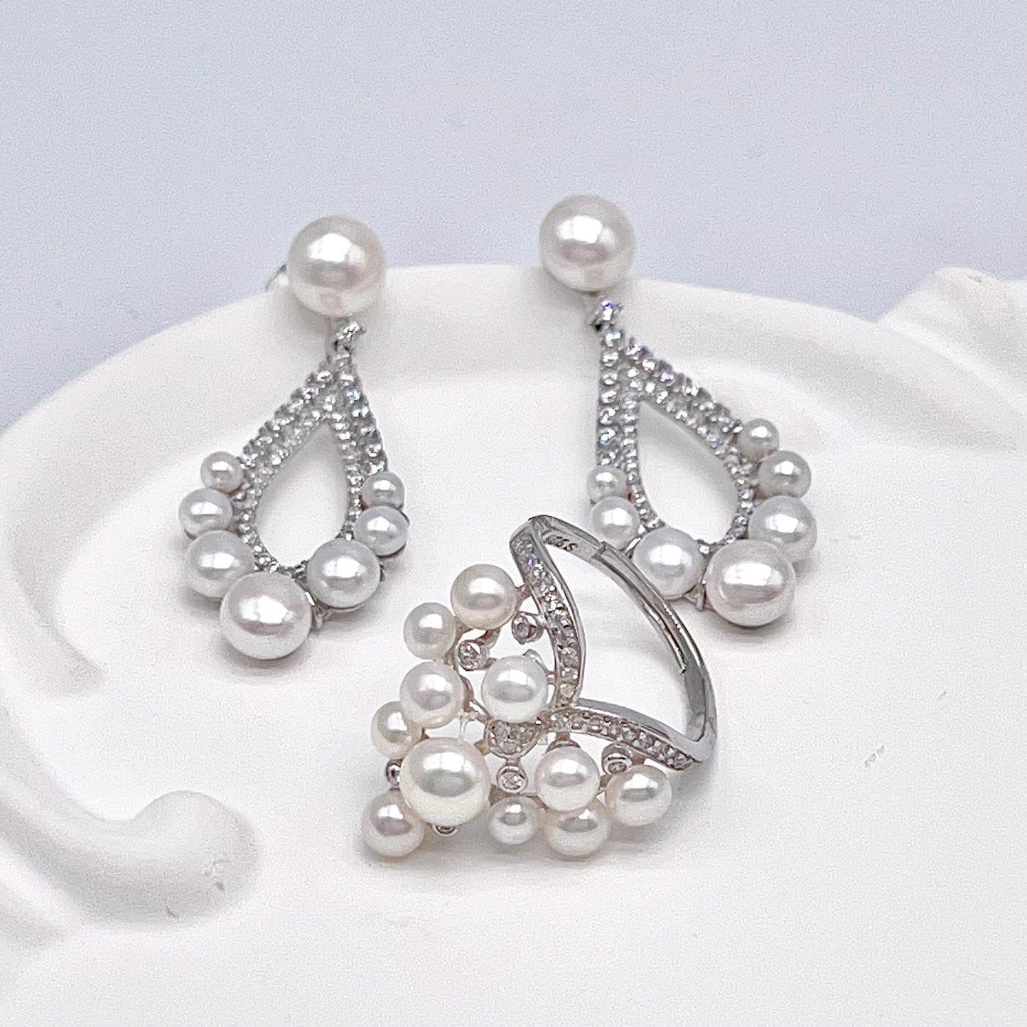 Retro Wind. Freshwater Pearl Earring and ring Set in silver 925. 5 pearl swing & crown ring