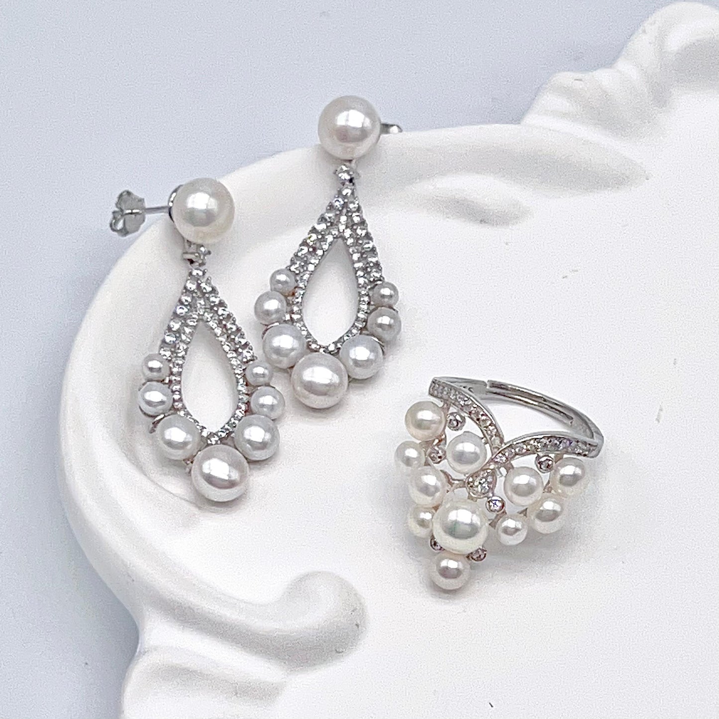 Retro Wind. Freshwater Pearl Earring and ring Set in silver 925. 5 pearl swing & crown ring