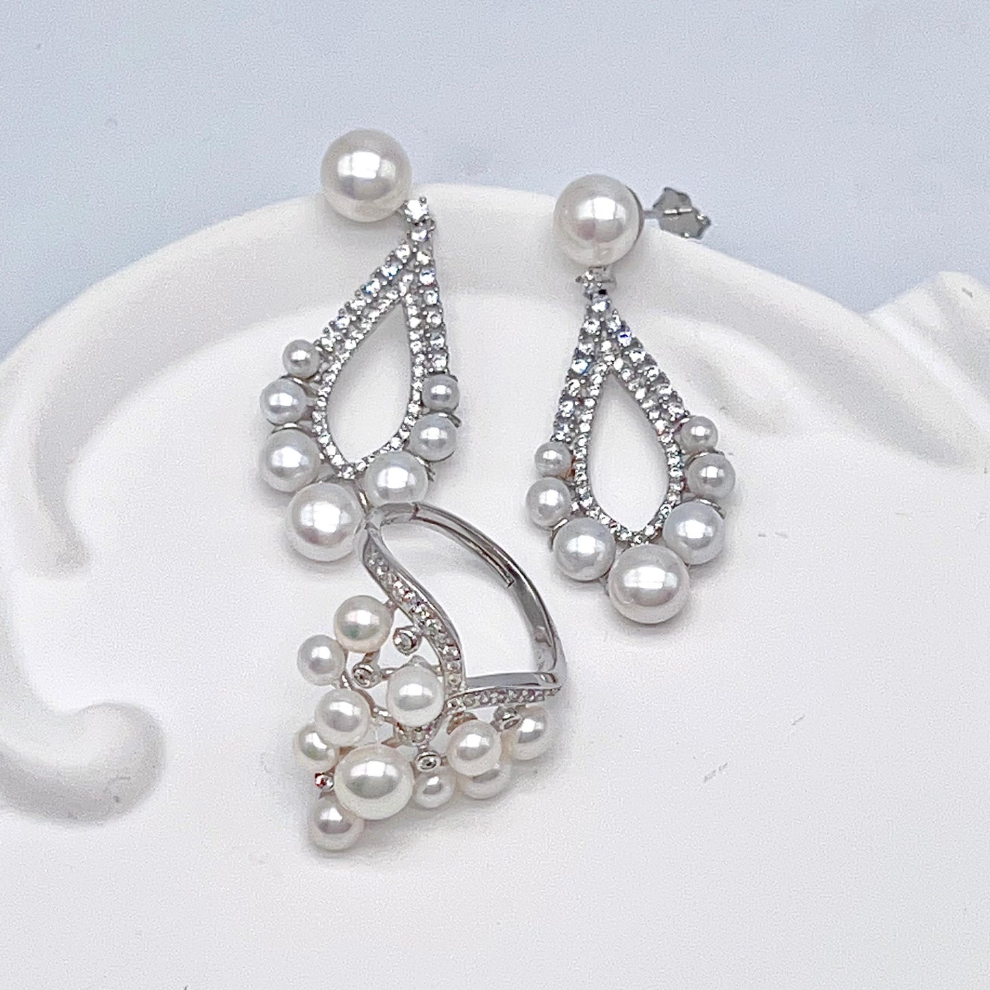 Retro Wind. Freshwater Pearl Earring and ring Set in silver 925. 5 pearl swing & crown ring