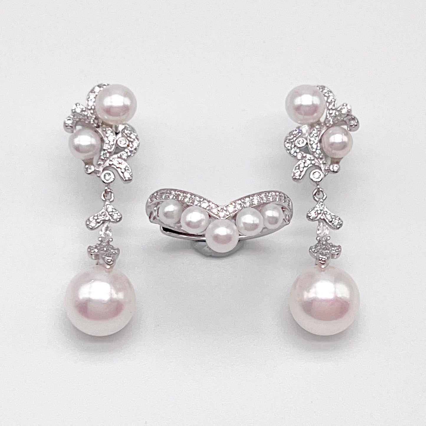 Retro Wind. Freshwater Pearl Earring and ring Set in silver 925. 3 pearl bud & mini crown ring