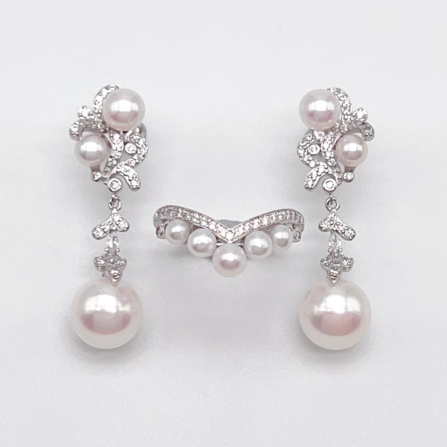 Retro Wind. Freshwater Pearl Earring and ring Set in silver 925. 3 pearl bud & mini crown ring
