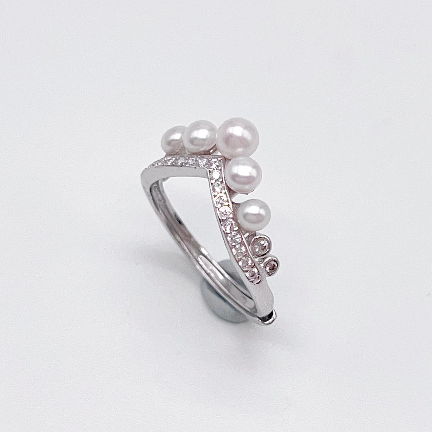 Retro Wind. Freshwater Pearl Earring and ring Set in silver 925. 3 pearl bud & mini crown ring