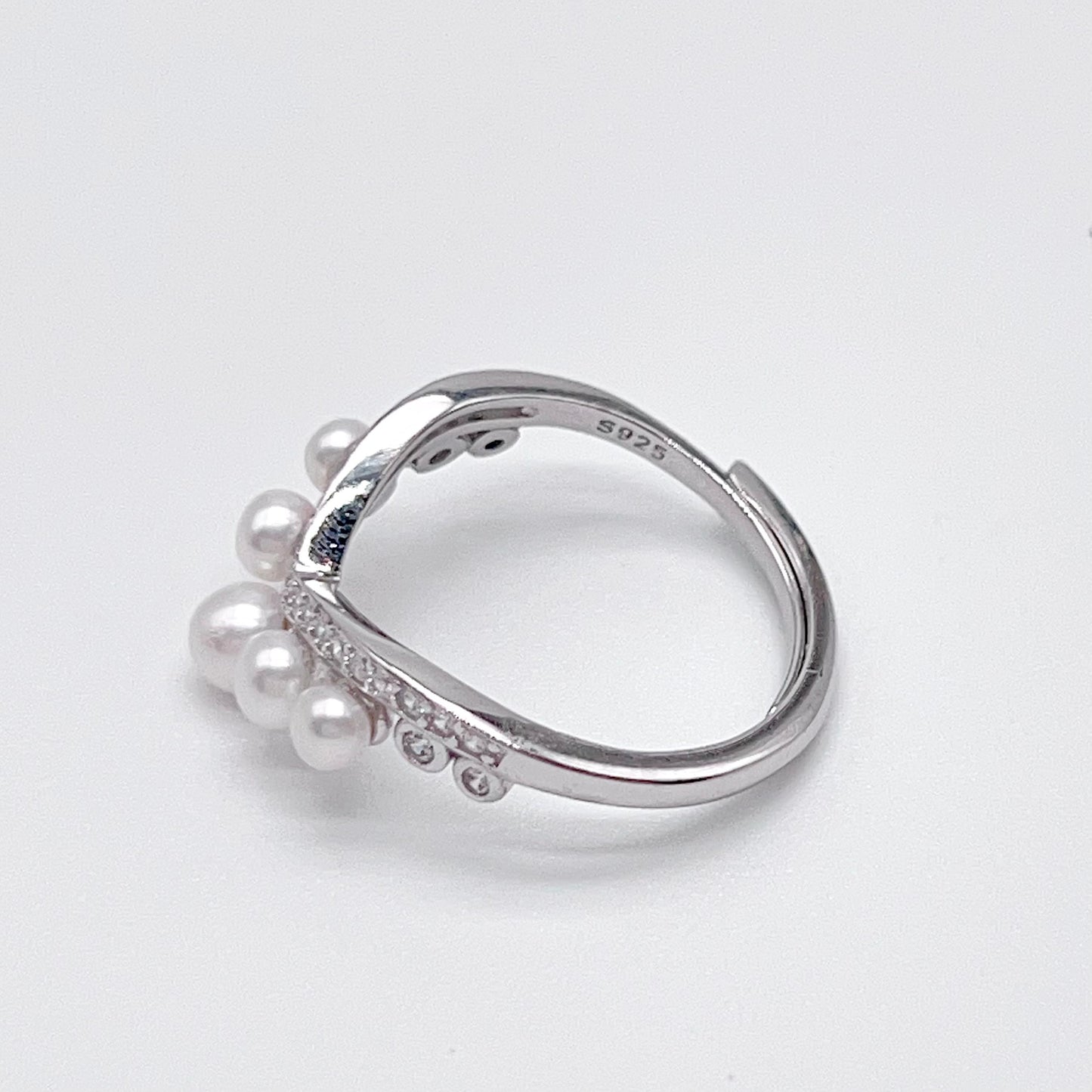 Retro Wind. Freshwater Pearl Earring and ring Set in silver 925. 3 pearl bud & mini crown ring