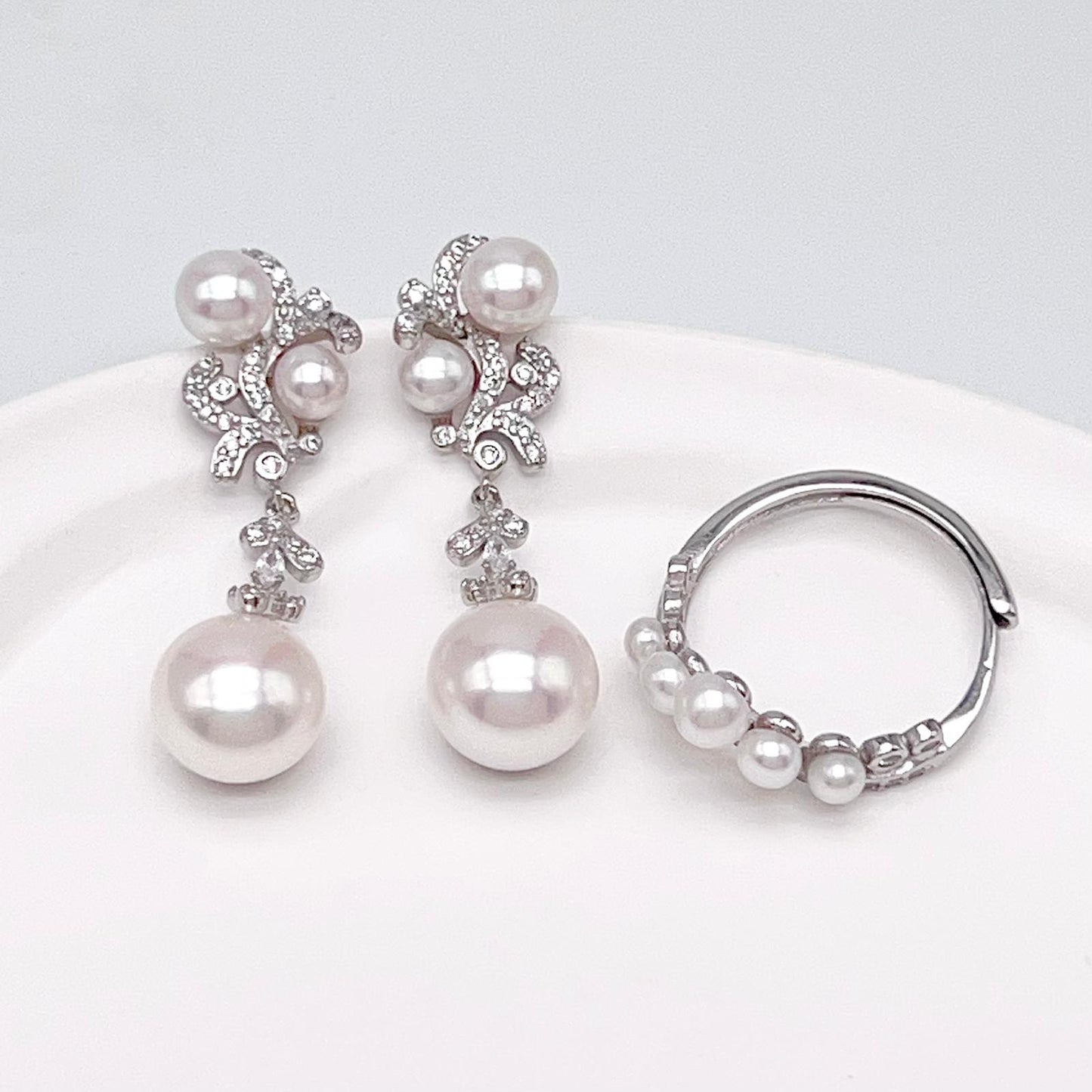 Retro Wind. Freshwater Pearl Earring and ring Set in silver 925. 3 pearl bud & mini crown ring