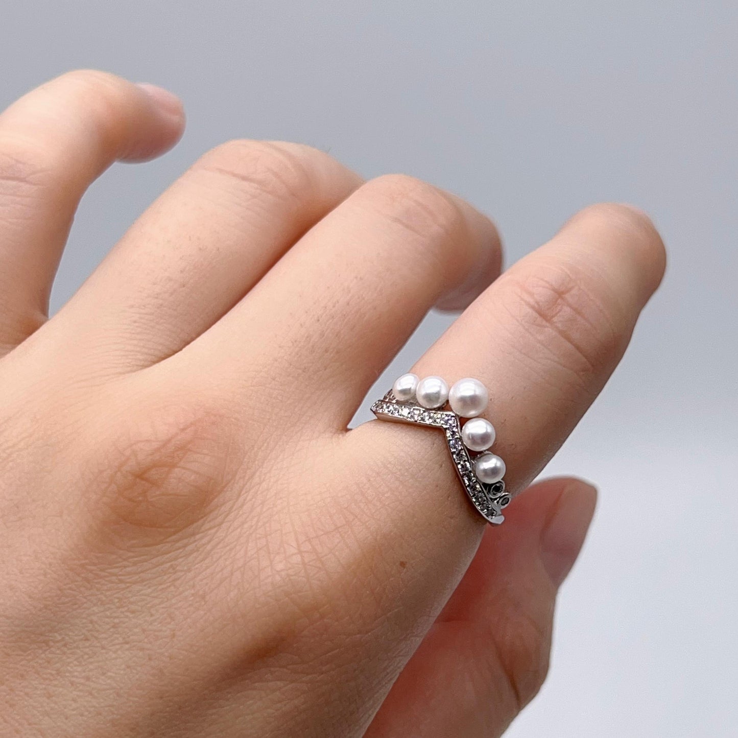 Retro Wind. Freshwater Pearl Earring and ring Set in silver 925. 3 pearl bud & mini crown ring