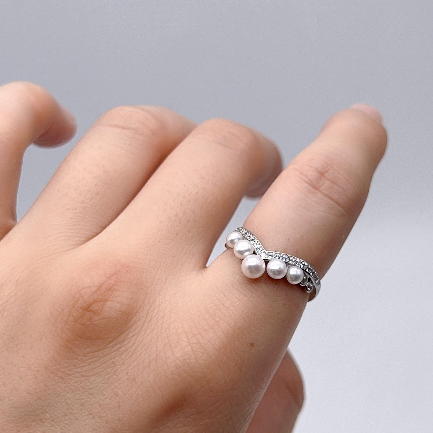 Retro Wind. Freshwater Pearl Earring and ring Set in silver 925. 3 pearl bud & mini crown ring