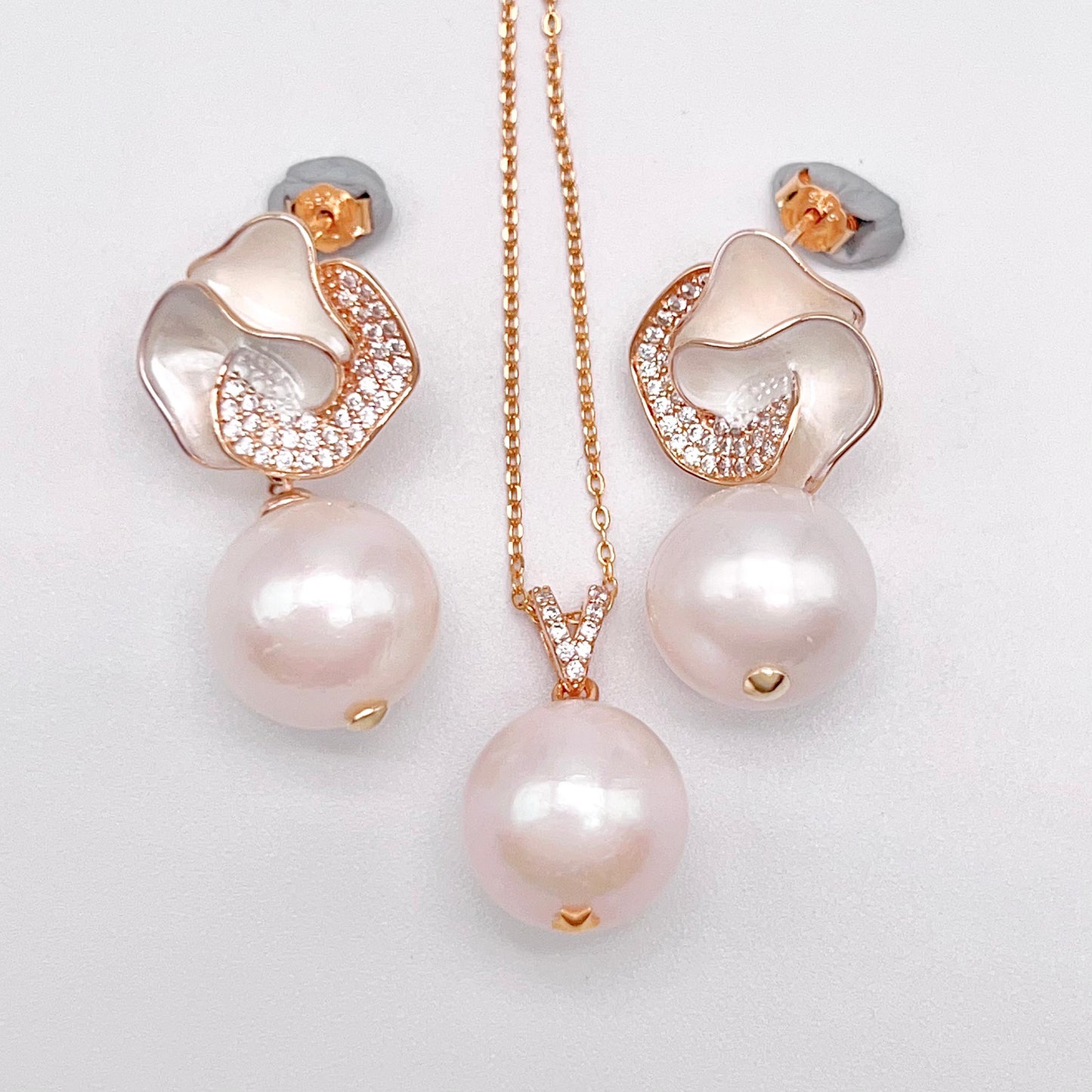 Retro Wind. Freshwater Pearl Earring and pendant Set in silver 925. Silver Flower