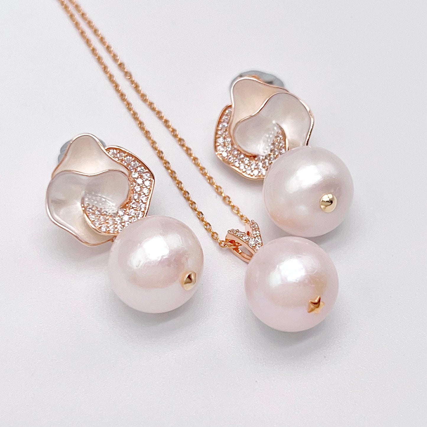 Retro Wind. Freshwater Pearl Earring and pendant Set in silver 925. Silver Flower