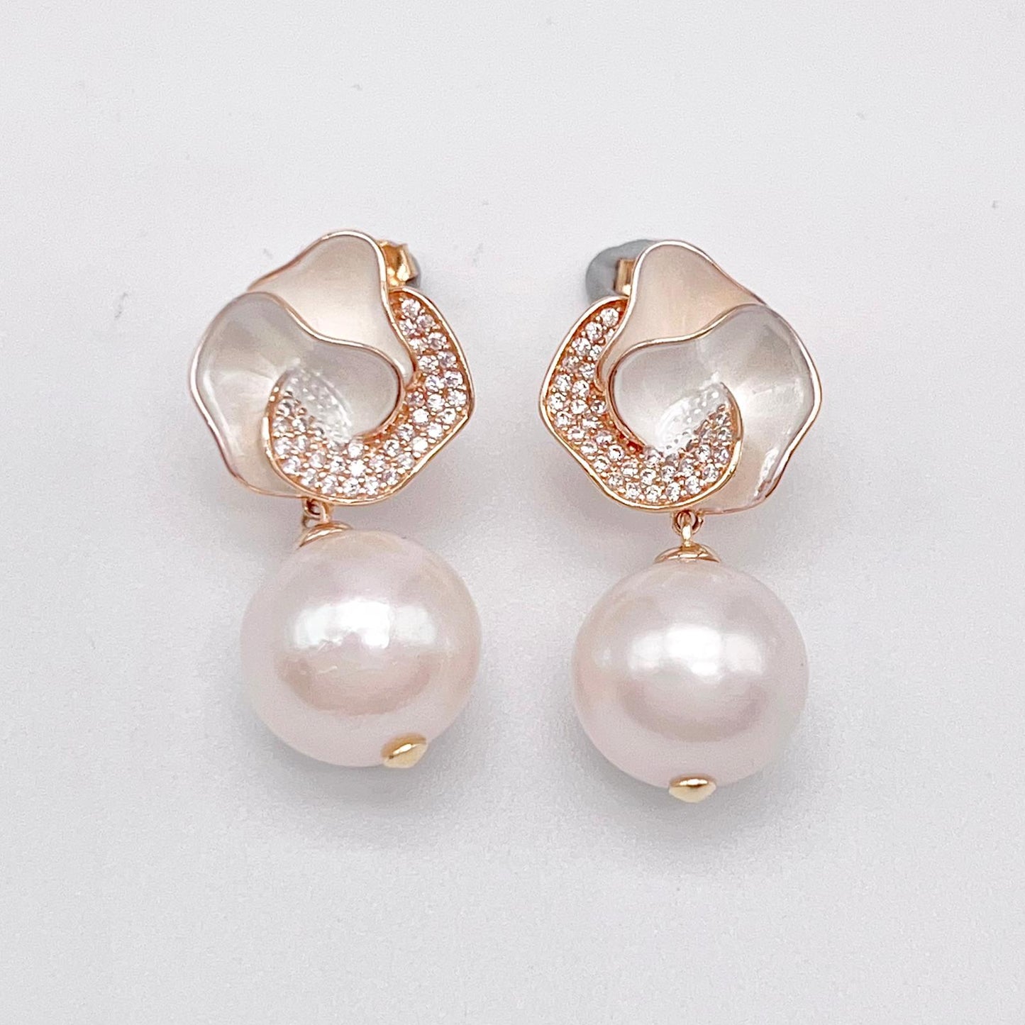 Retro Wind. Freshwater Pearl Earring and pendant Set in silver 925. Silver Flower
