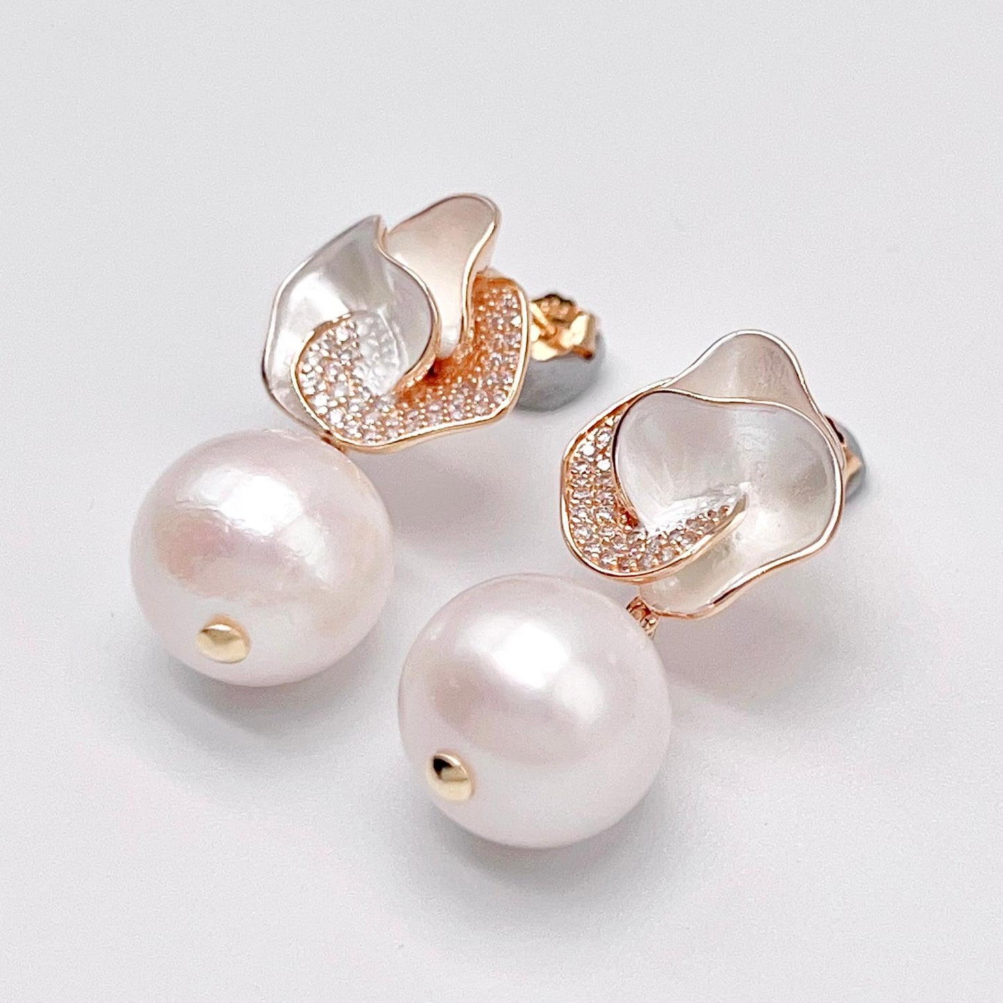 Retro Wind. Freshwater Pearl Earring and pendant Set in silver 925. Silver Flower