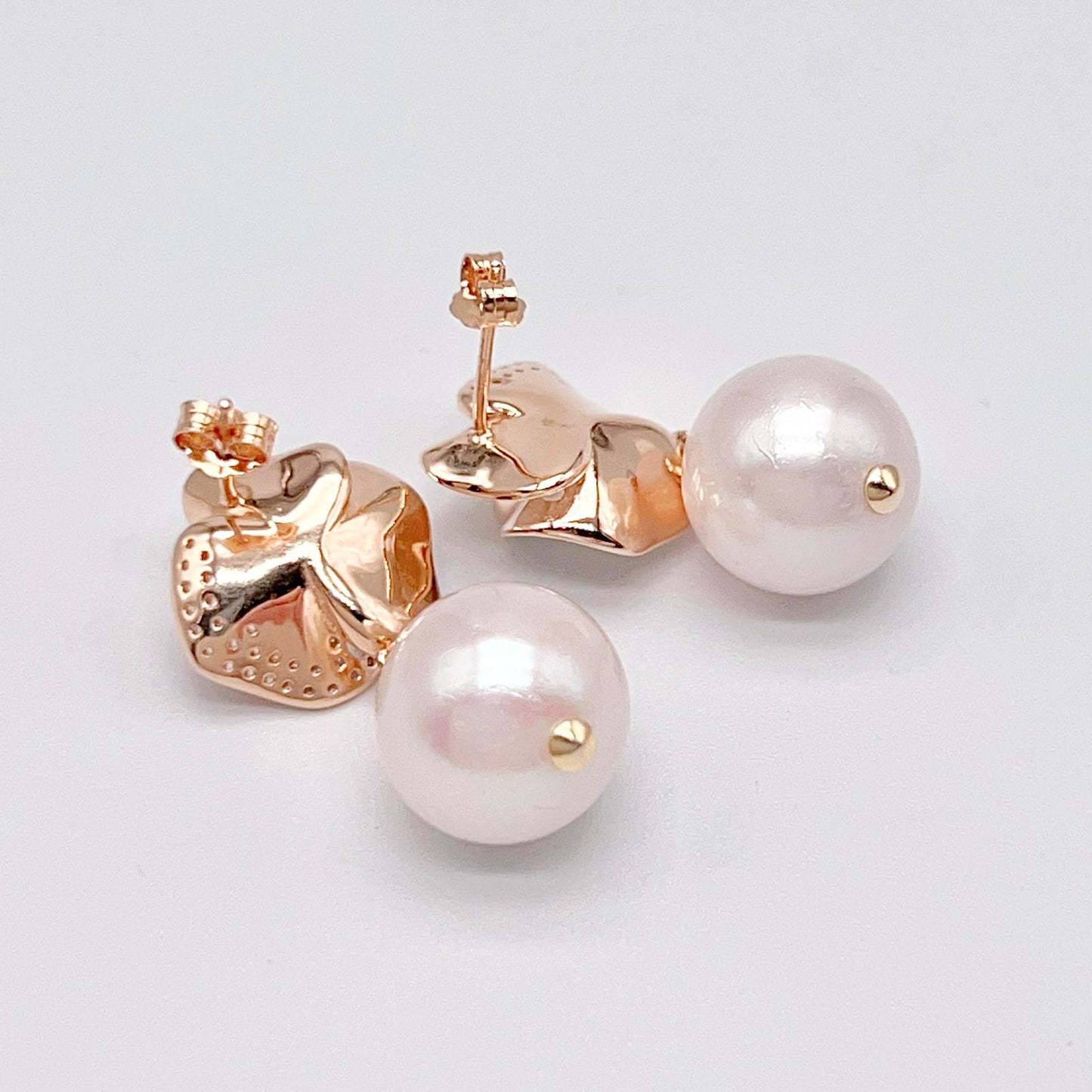 Retro Wind. Freshwater Pearl Earring and pendant Set in silver 925. Silver Flower