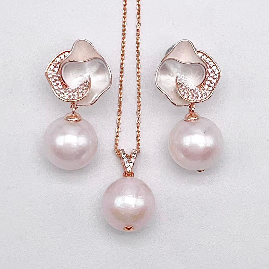 Retro Wind. Freshwater Pearl Earring and pendant Set in silver 925. Silver Flower