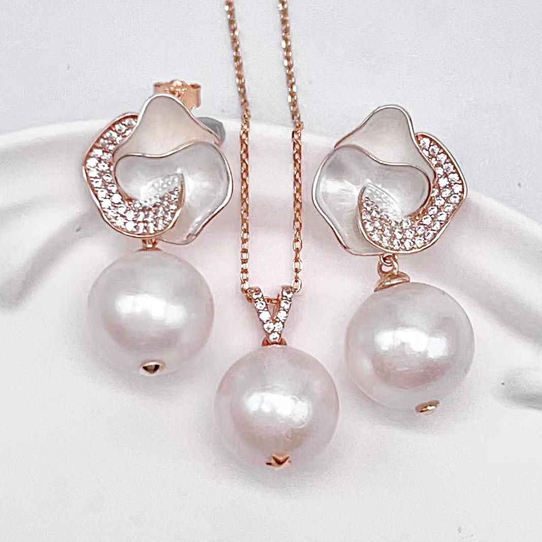 Retro Wind. Freshwater Pearl Earring and pendant Set in silver 925. Silver Flower