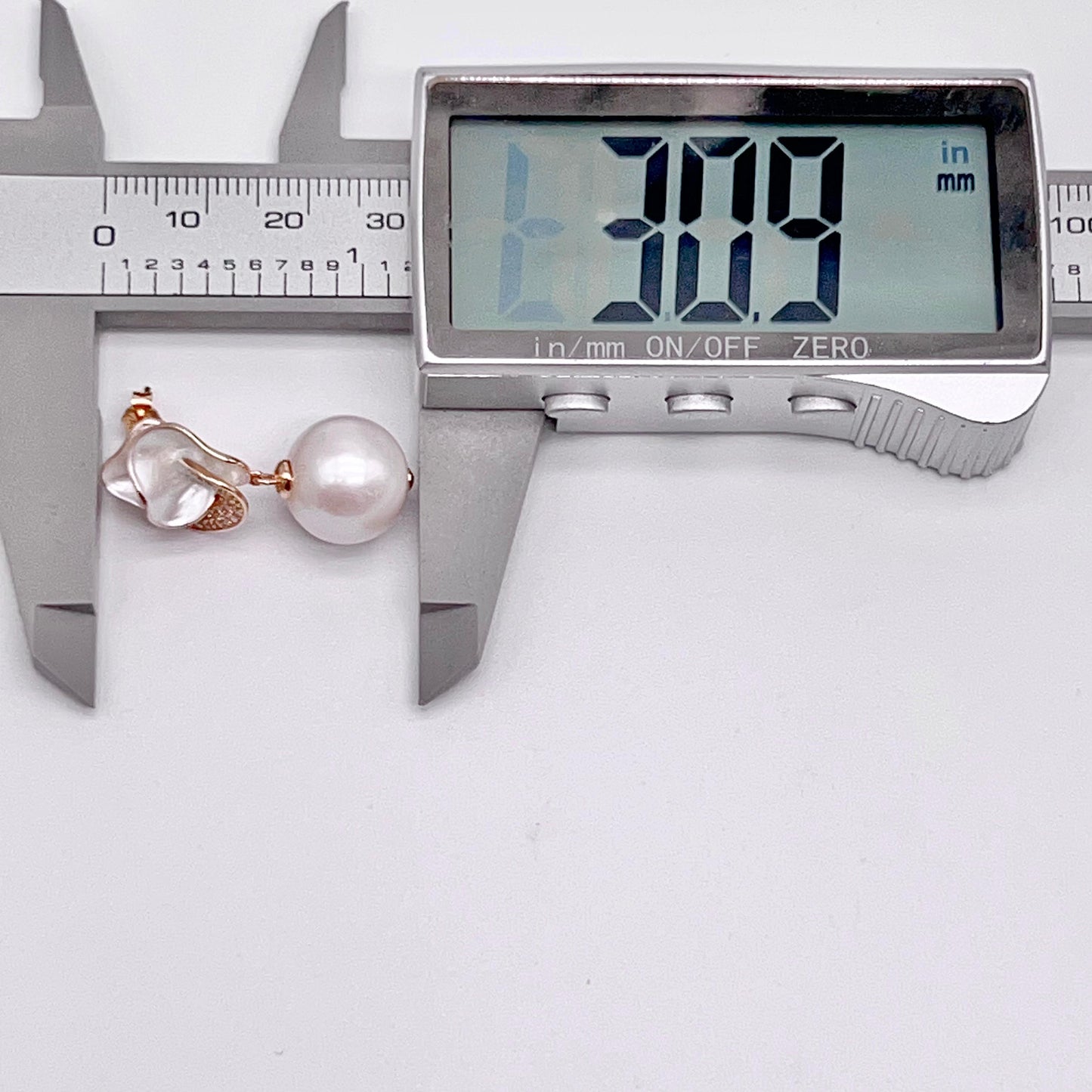 Retro Wind. Freshwater Pearl Earring and pendant Set in silver 925. Silver Flower