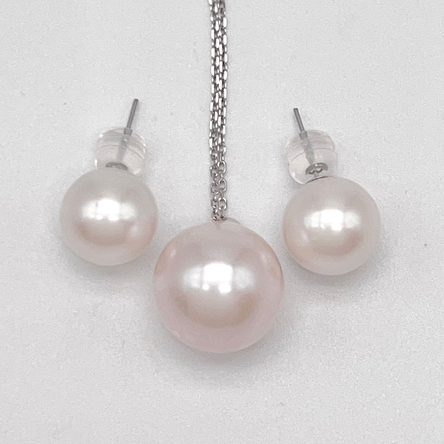 Classic. Top Quality Edison Pearl Earring and Pendant Set in PT900. White