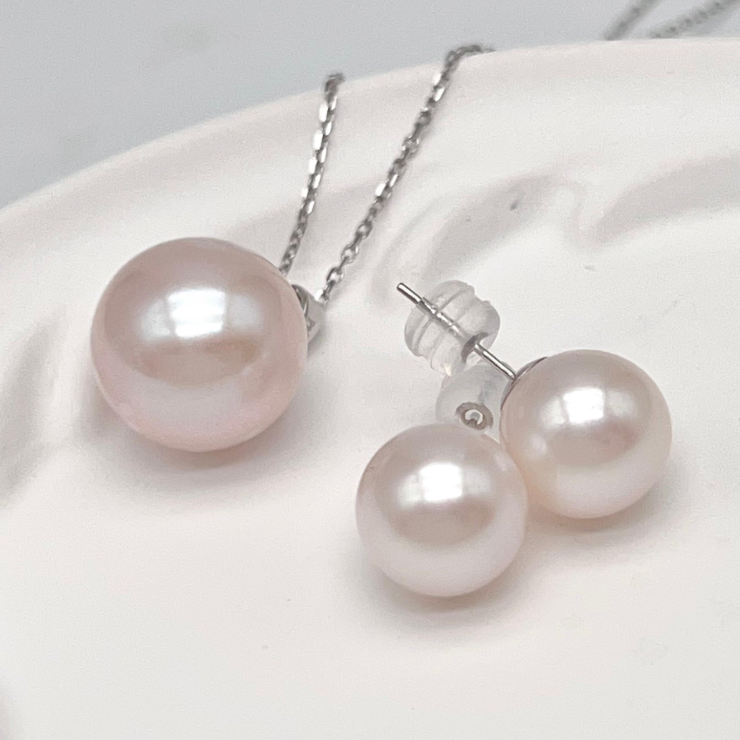 Classic. Top Quality Edison Pearl Earring and Pendant Set in PT900. White