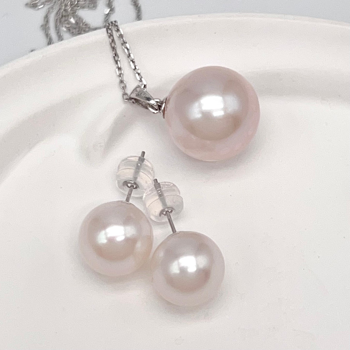 Classic. Top Quality Edison Pearl Earring and Pendant Set in PT900. White