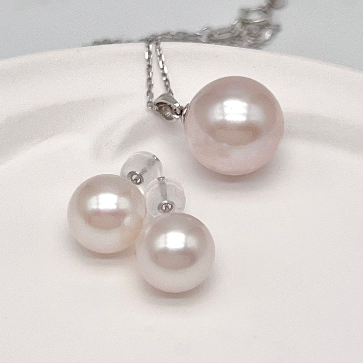 Classic. Top Quality Edison Pearl Earring and Pendant Set in PT900. White