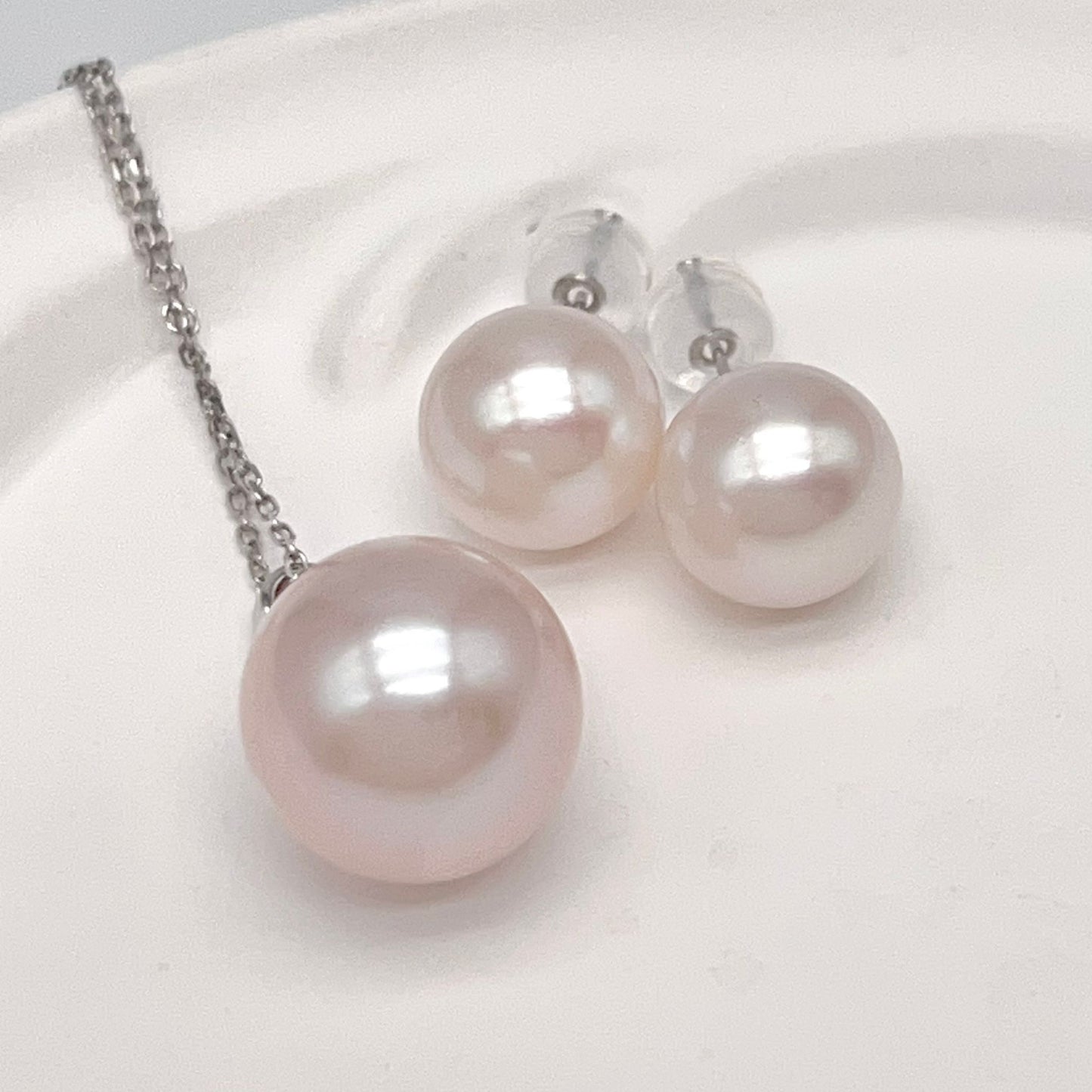 Classic. Top Quality Edison Pearl Earring and Pendant Set in PT900. White