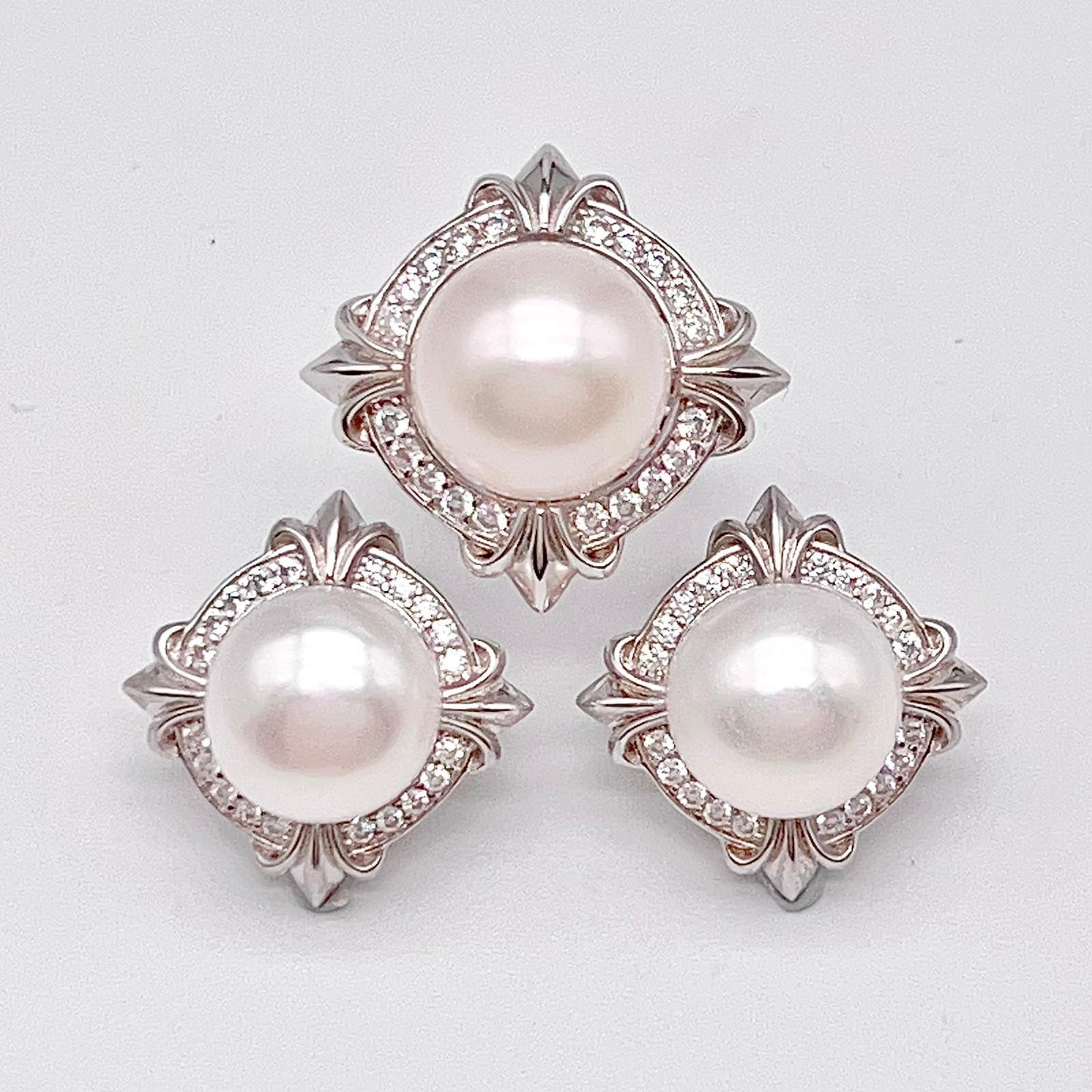 Retro Wind. Pearl Earring and Ring set in Silver 925. 4 Iris Frame