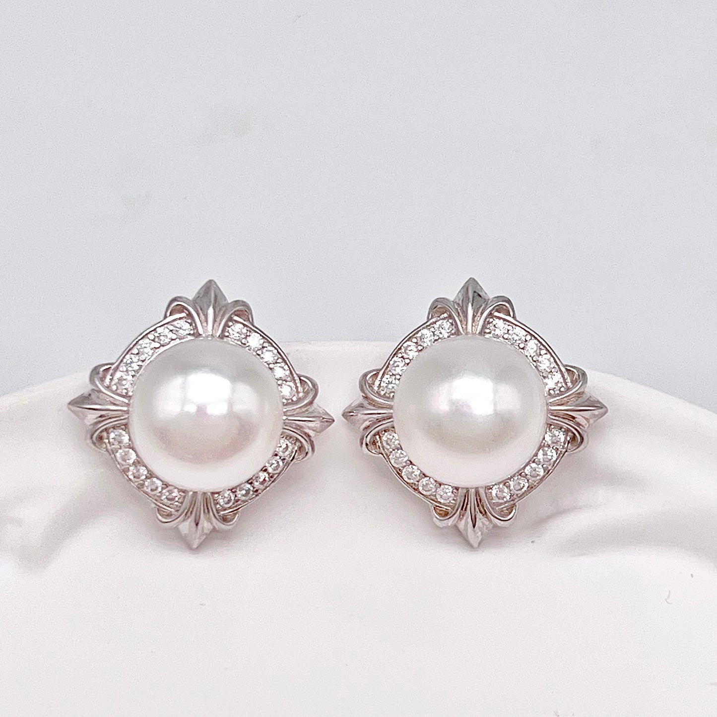 Retro Wind. Pearl Earring and Ring set in Silver 925. 4 Iris Frame