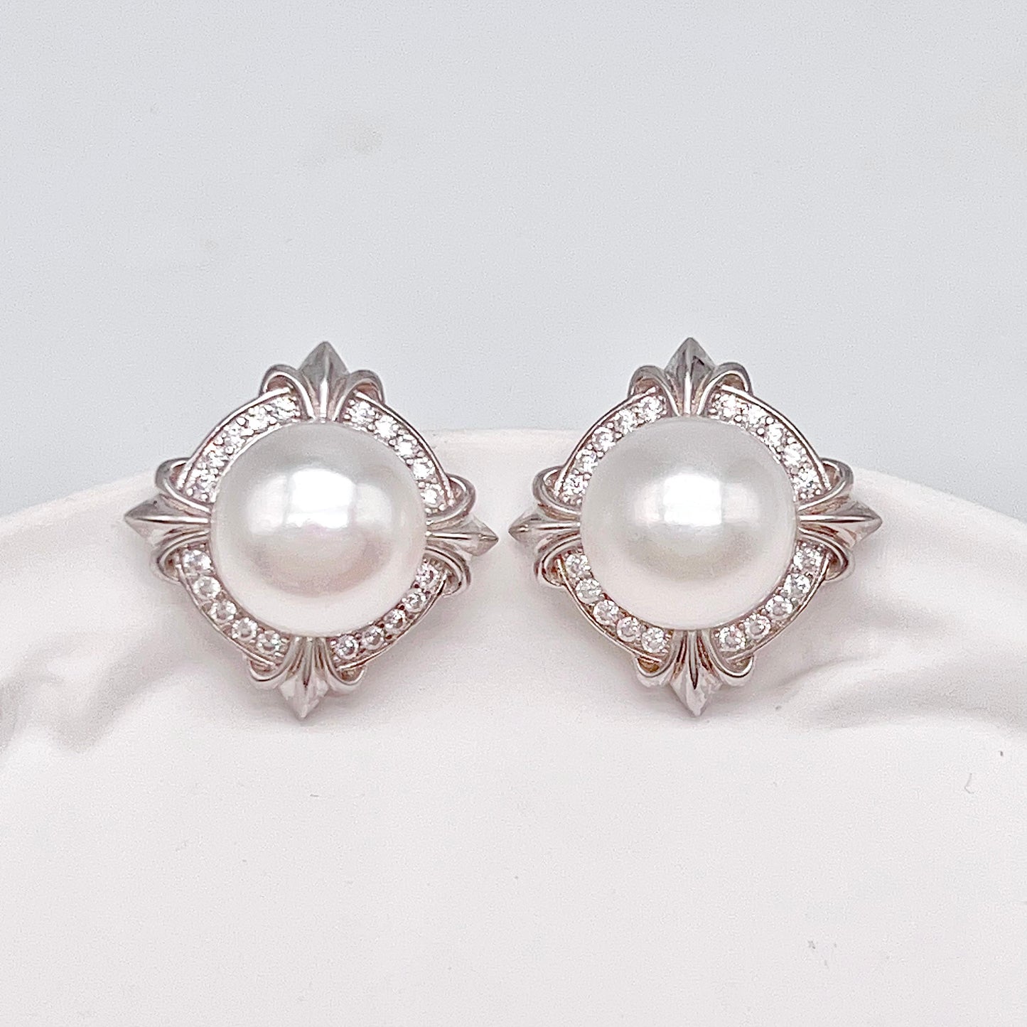 Retro Wind. Pearl Earring and Ring set in Silver 925. 4 Iris Frame
