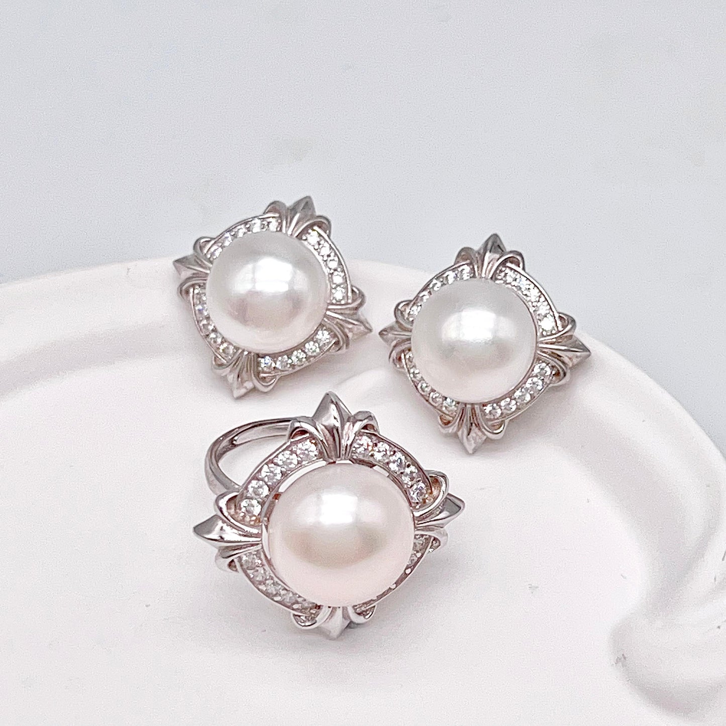 Retro Wind. Pearl Earring and Ring set in Silver 925. 4 Iris Frame