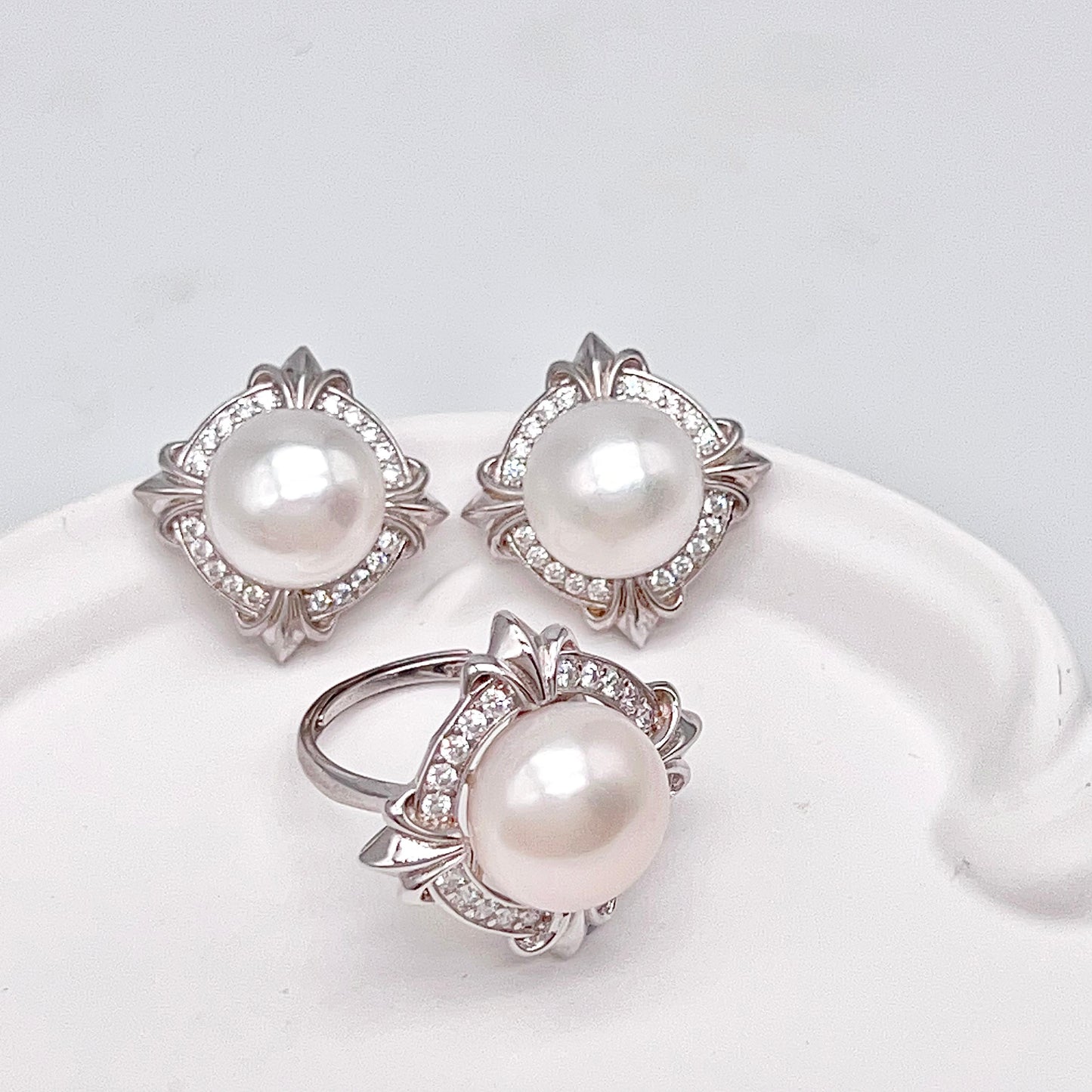 Retro Wind. Pearl Earring and Ring set in Silver 925. 4 Iris Frame
