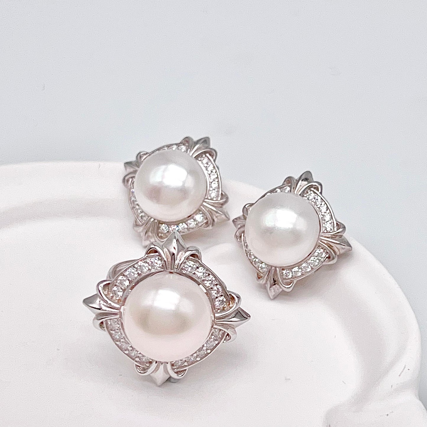 Retro Wind. Pearl Earring and Ring set in Silver 925. 4 Iris Frame