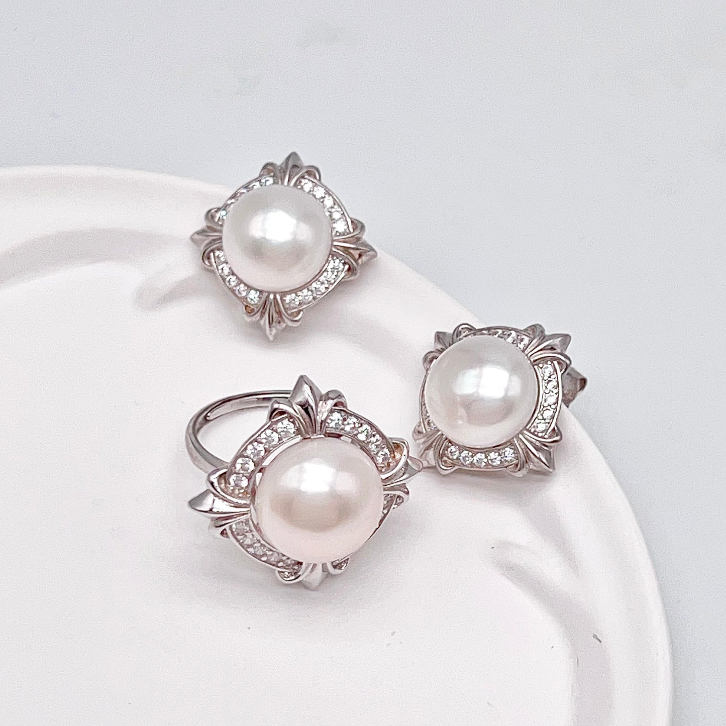 Retro Wind. Pearl Earring and Ring set in Silver 925. 4 Iris Frame