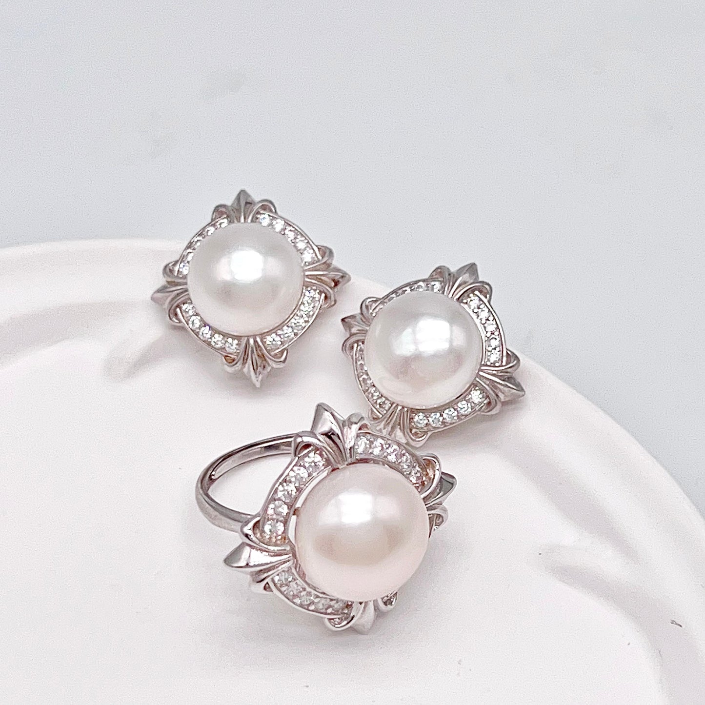 Retro Wind. Pearl Earring and Ring set in Silver 925. 4 Iris Frame