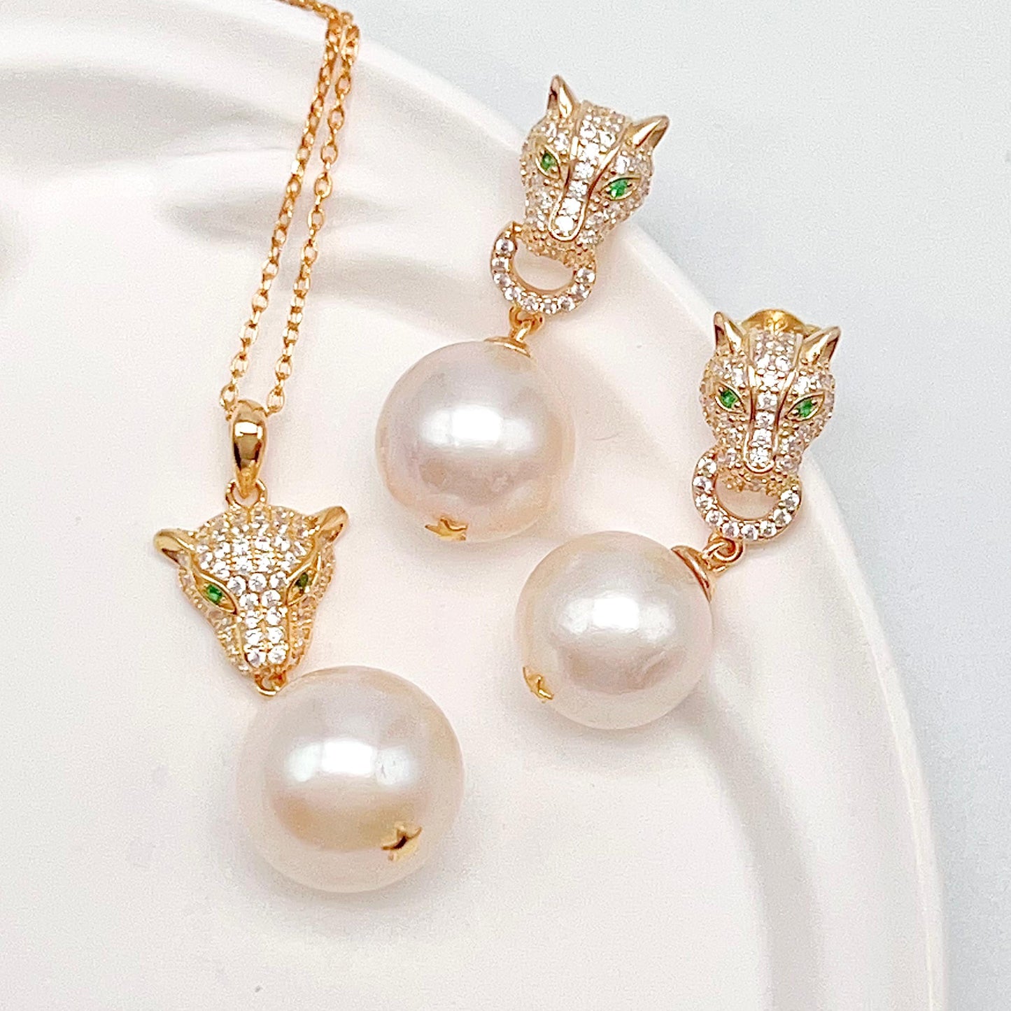 Retro Wind. Pearl Earring and Necklace in Silver 925. Leopard