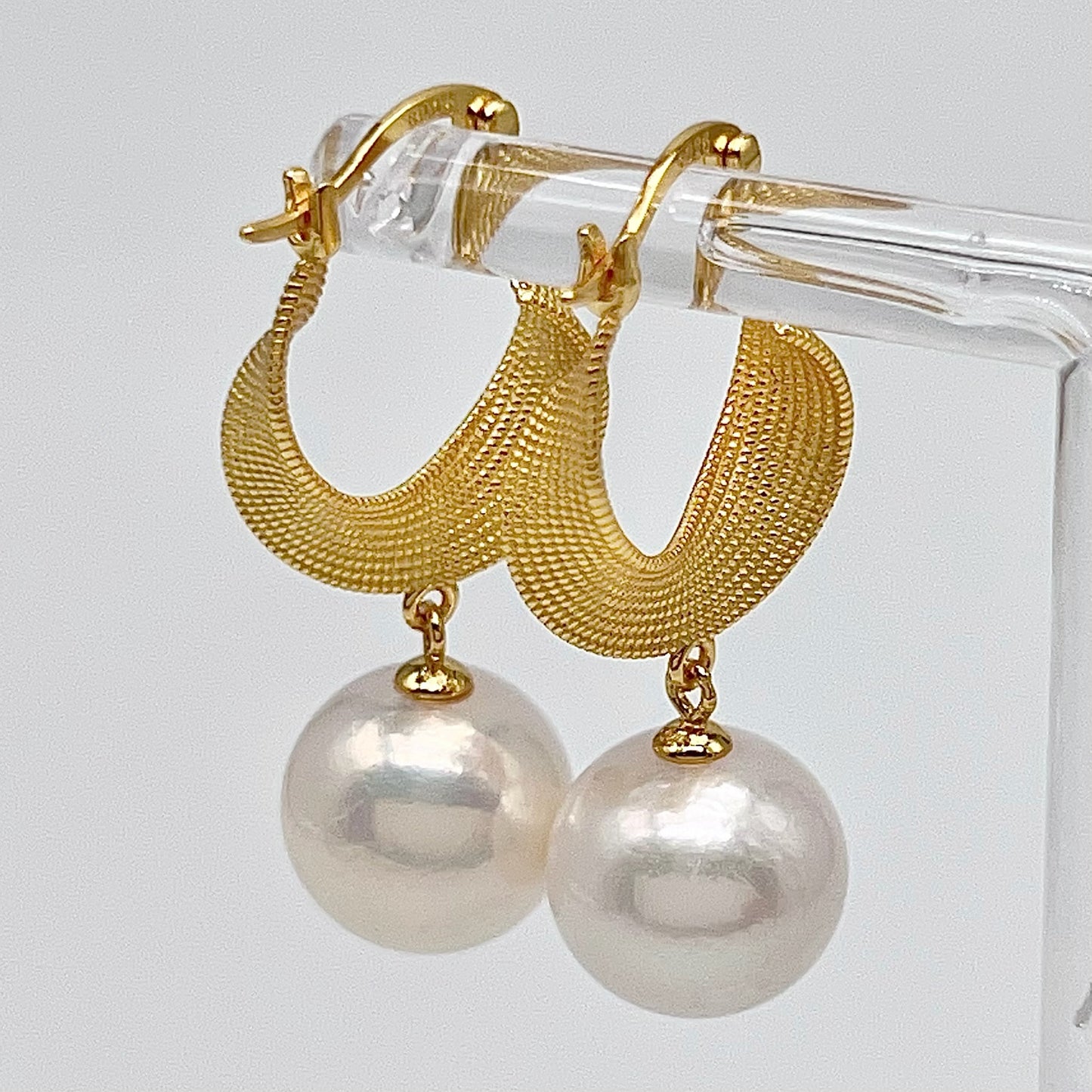 Retro Wind . Earring of White Edison Pearl in Silver 925. Twist Ribbon