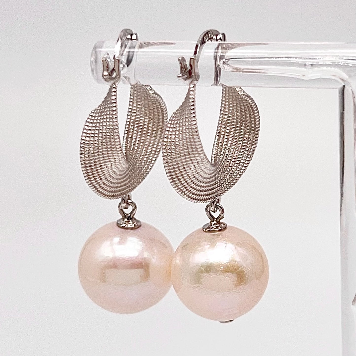 Retro Wind . Earring of White Edison Pearl in Silver 925. Twist Ribbon