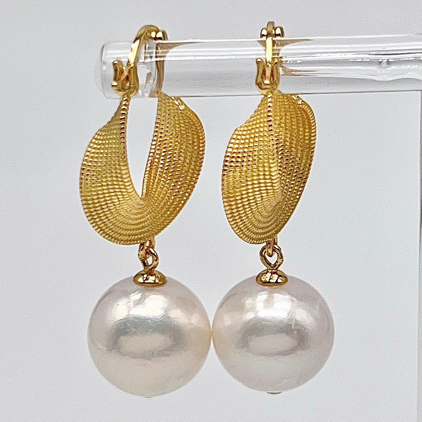 Retro Wind . Earring of White Edison Pearl in Silver 925. Twist Ribbon
