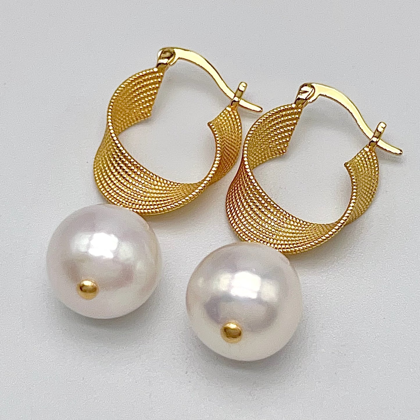 Retro Wind . Earring of White Edison Pearl in Silver 925. Twist Ribbon