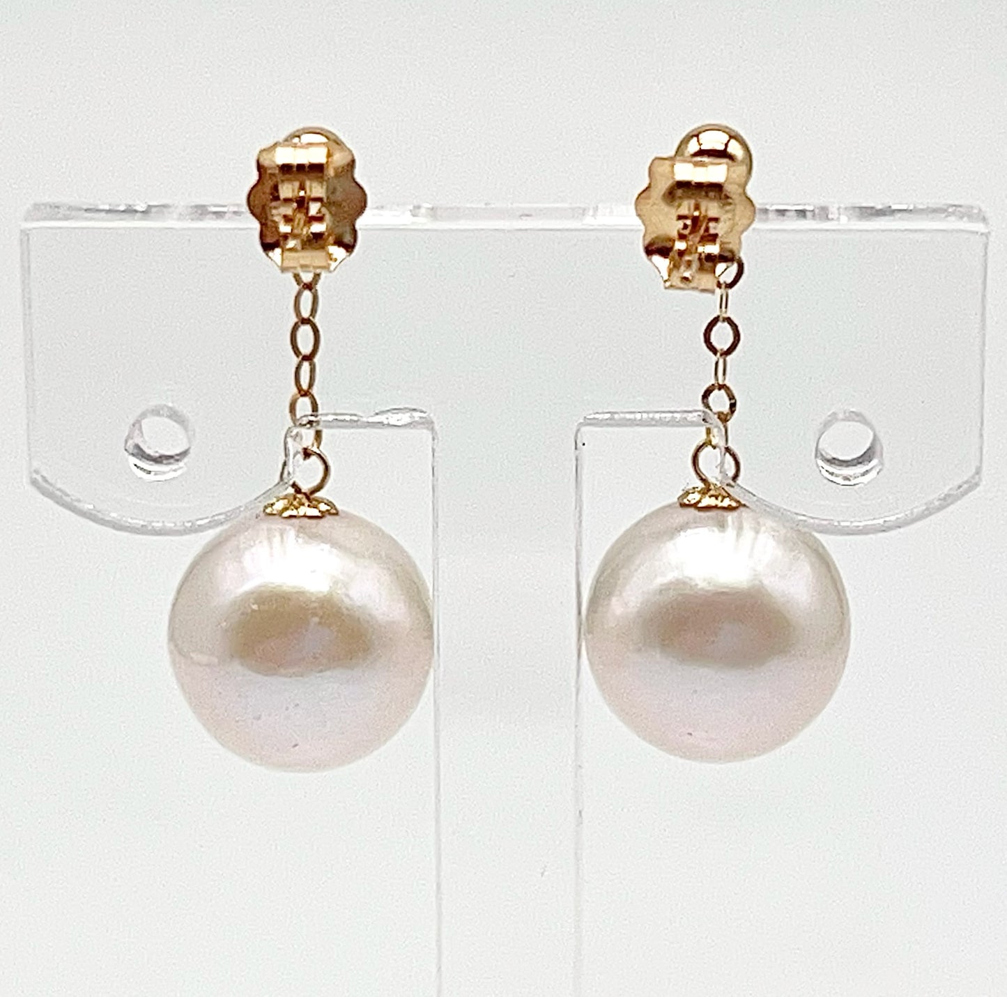 Swing Swing . Edison Pearl Earring Stud in 18K with Chain. White . Top Quality