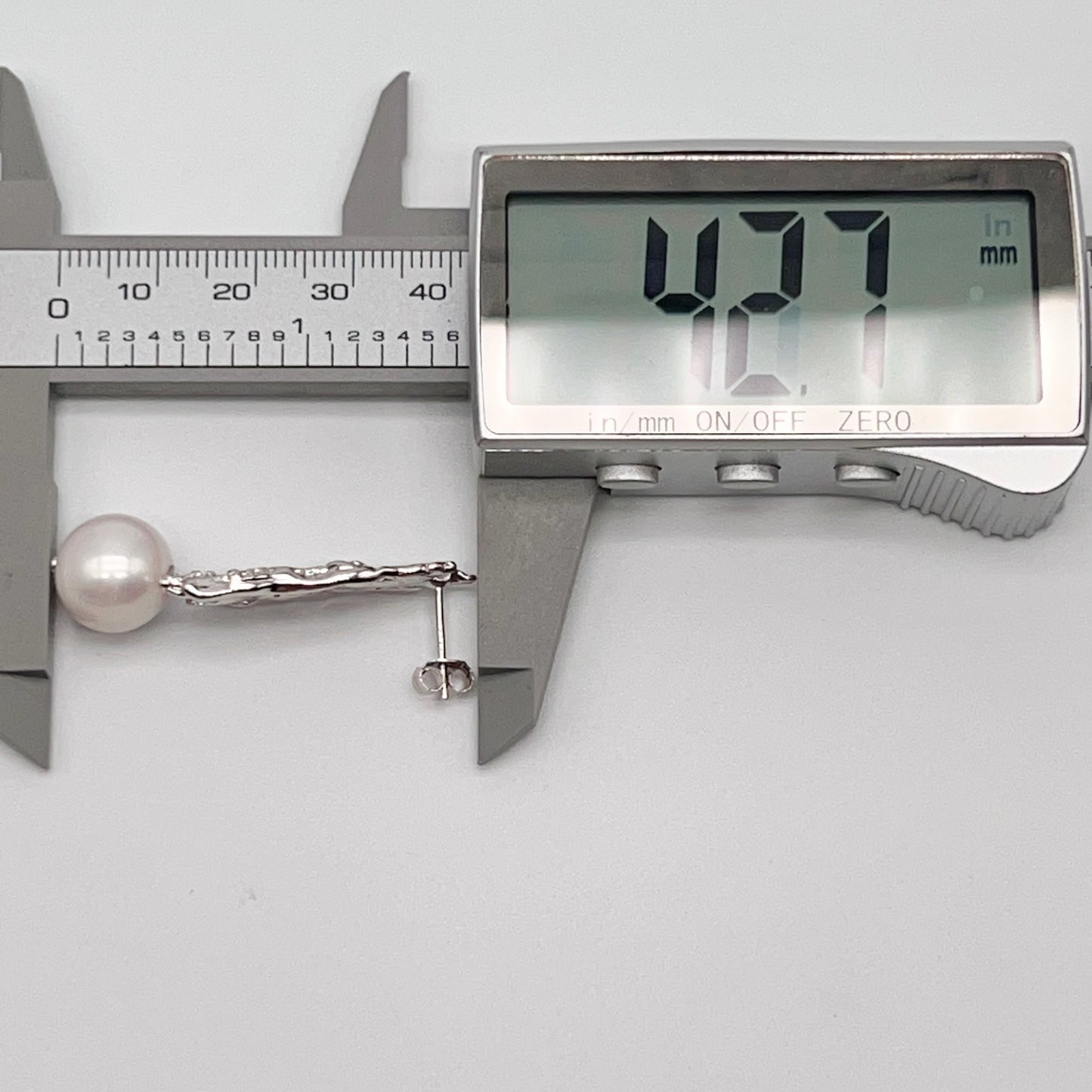 Retro Wind. White Edison Pearl earrings in Silver 925. Cliff Rock Texture