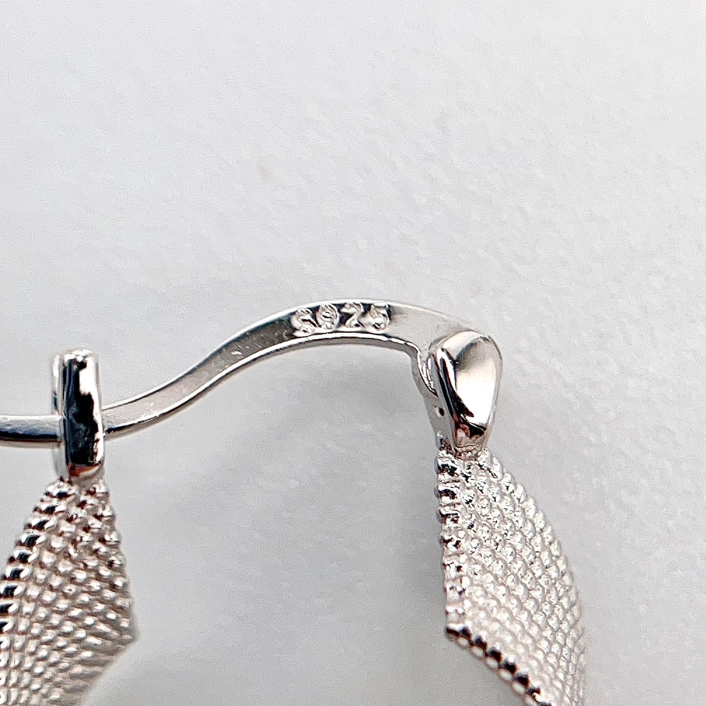 Retro Wind . Earring of White Edison Pearl in Silver 925. Twist Ribbon