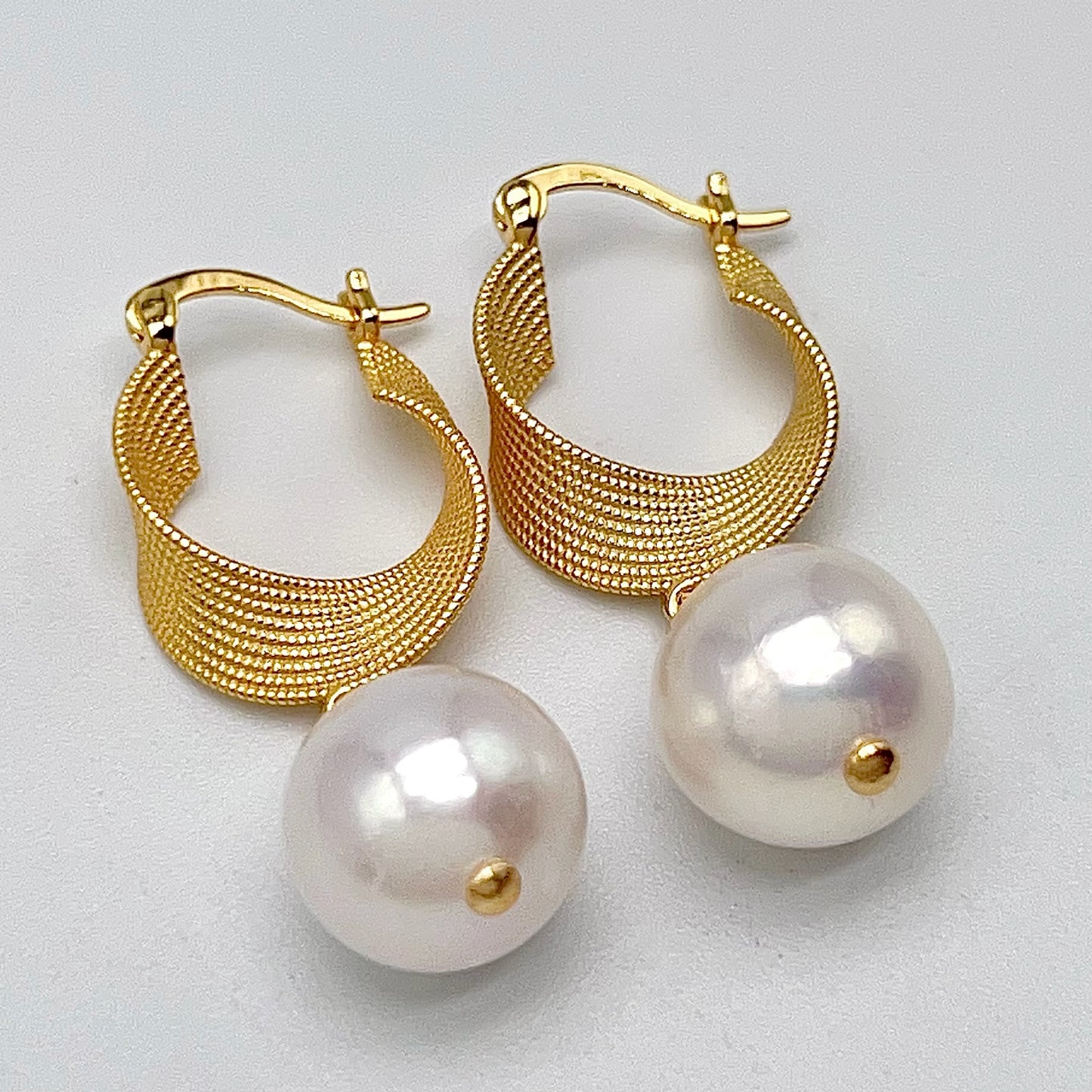 Retro Wind . Earring of White Edison Pearl in Silver 925. Twist Ribbon