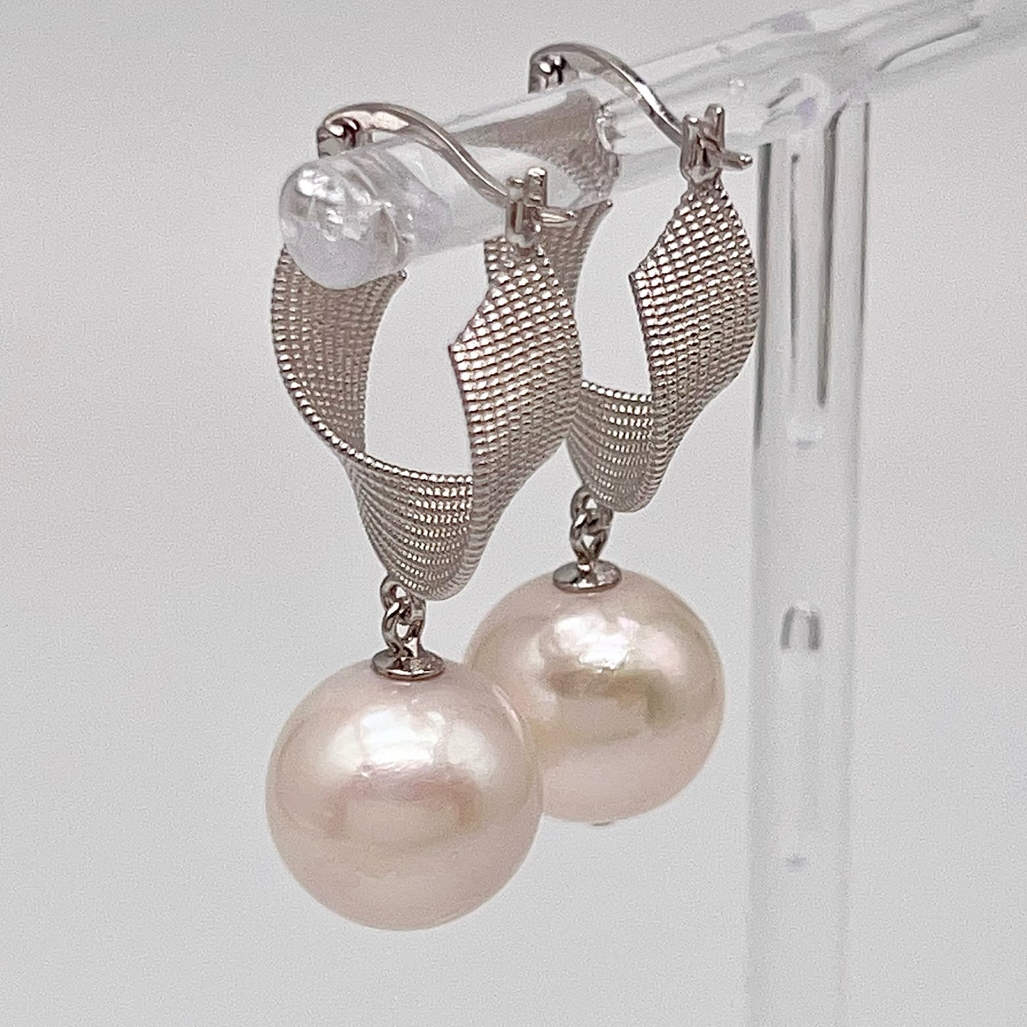 Retro Wind . Earring of White Edison Pearl in Silver 925. Twist Ribbon