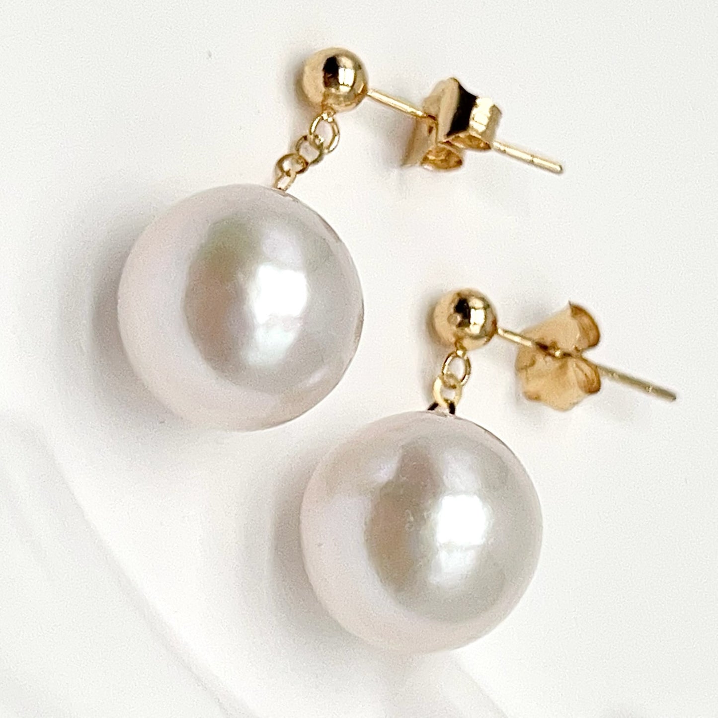 Swing Swing . Edison Pearl Earring Stud in 18K with Chain. White . Top Quality
