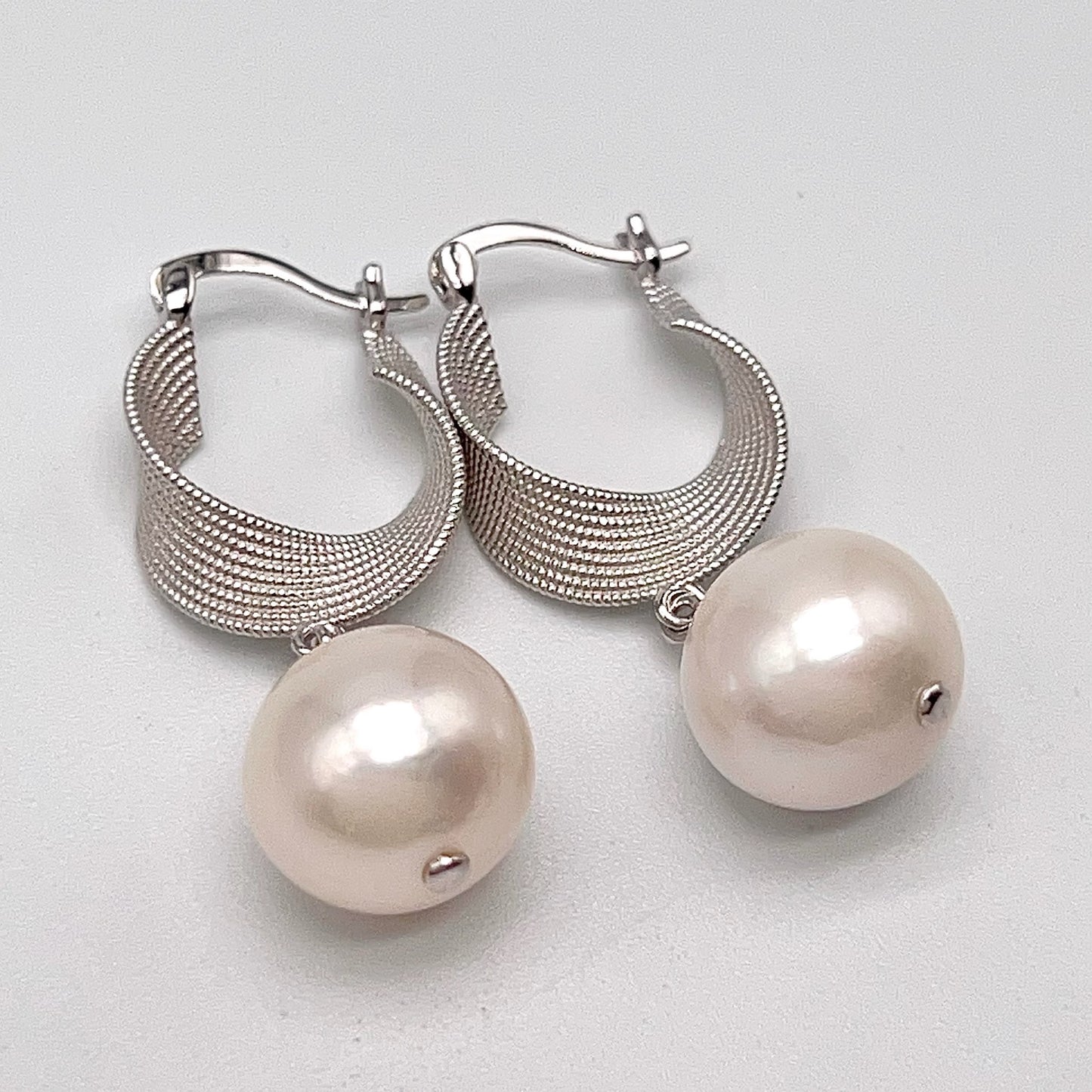Retro Wind . Earring of White Edison Pearl in Silver 925. Twist Ribbon