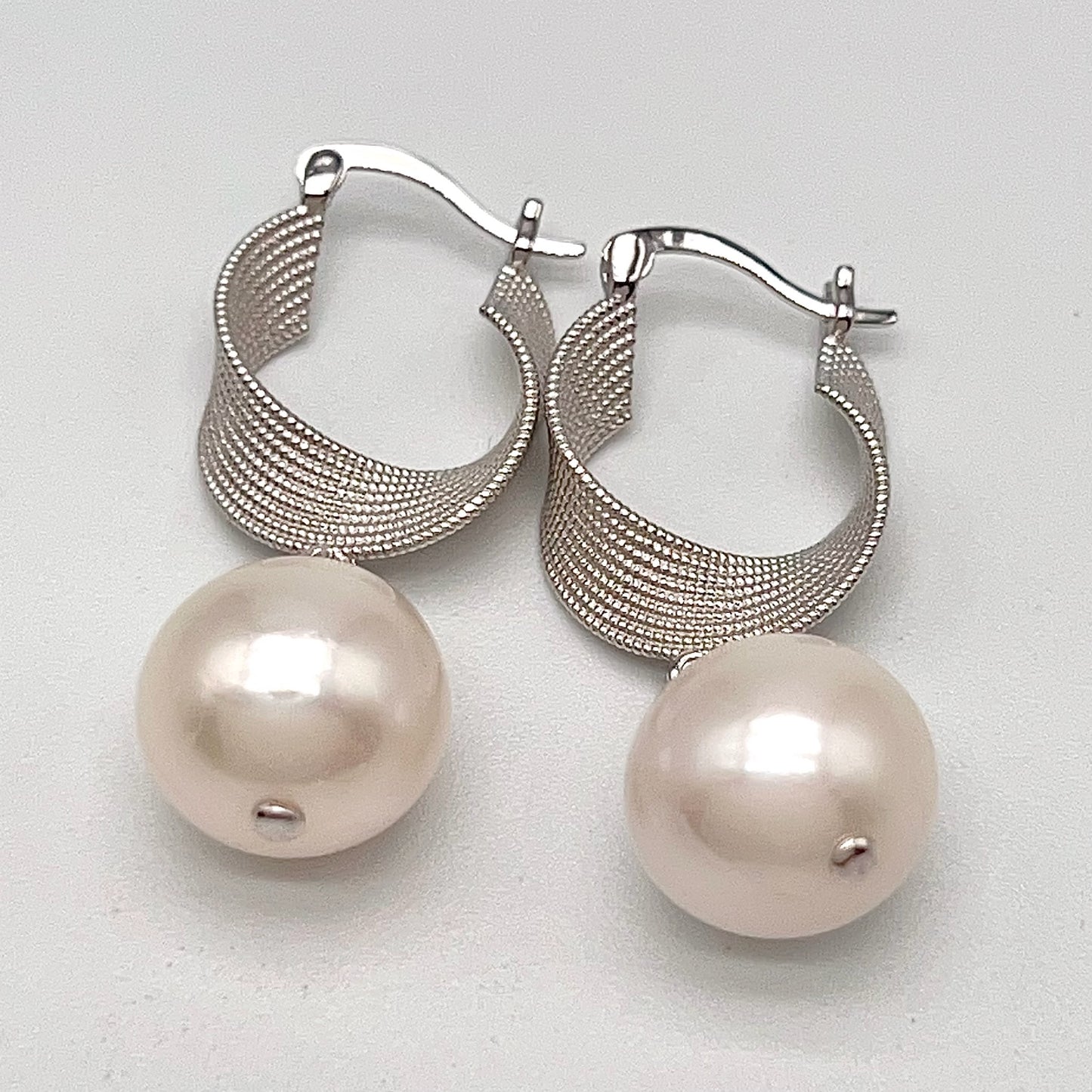 Retro Wind . Earring of White Edison Pearl in Silver 925. Twist Ribbon