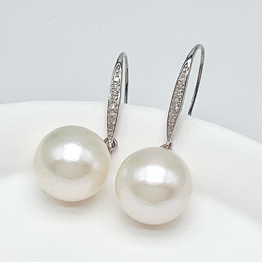 Classic.White Edison Pearl Earring Dangle in Platinum. PT900