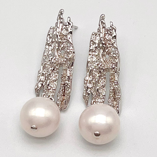 Retro Wind. White Edison Pearl earrings in Silver 925. Cliff Rock Texture